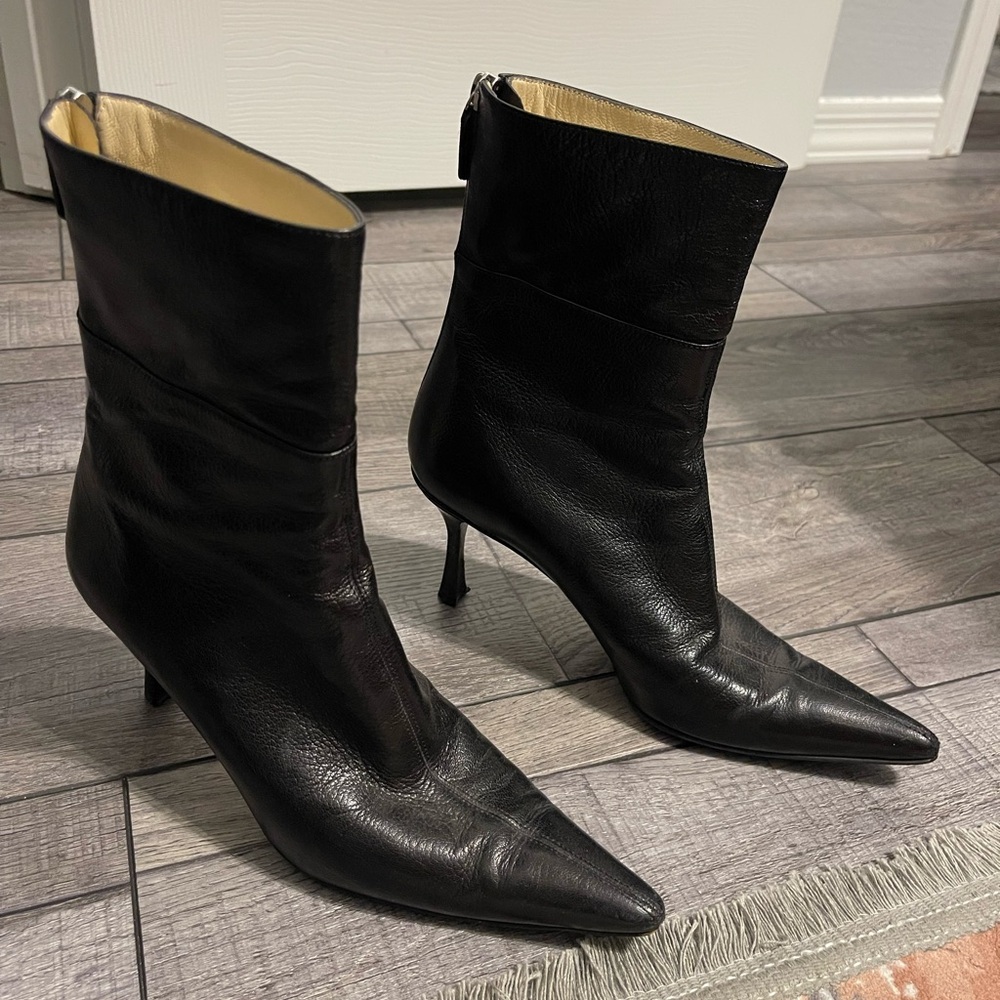 Gucci Elegant Black Leather Ankle Boots with back zipper size 7